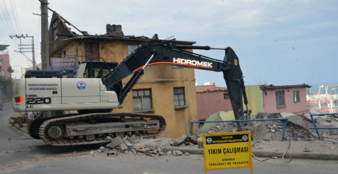 Esentepe’de 42 binanın yıkımına başlandı 